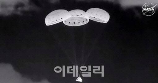 대기권으로 진입해 착륙을 시도하는 보잉 우주캡슐 스타라이너. 미 항공우주국(NASA) 생중계 화면 캡처. (사진=연합뉴스)