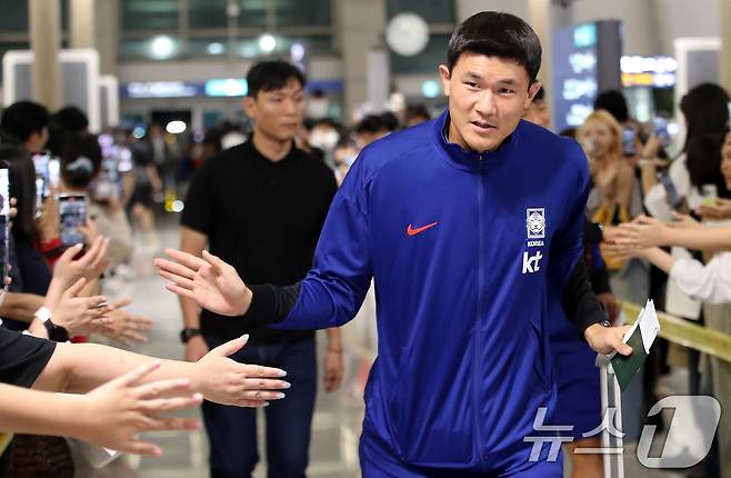 대한민국 축구대표팀 김민재가 6일 인천국제공항 제1터미널을 통해 오만으로 출국하며 팬들과 하이파이브를 나누고 있다. 대한민국 축구대표팀은 오는 10일 오후 11시 오만과 2026 국제축구연맹(FIFA) 북중미 월드컵 아시아지역 3차 예선 B조 조별리그 2차전을 갖는다. 2024.9.6/뉴스1 ⓒ News1 임세영 기자