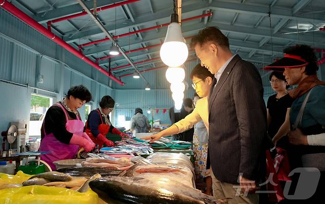 오영훈 제주지사가 7일 표선오일시장을 찾아 상인과 인사를 나누고 있다.(제주도 제공)