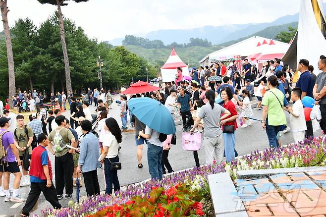 7일 장수 레드푸드 페스티벌 축제 모습. '빨간 맛으로의 초대'를 주제로 펼쳐지는 축제는 오는 8일까지 이어진다. (장수군 제공) 2024.9.7/뉴스