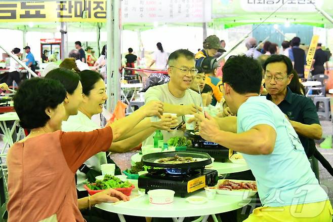 7일 레드푸드 페스티벌(제18회 장수 한우랑 사과랑 축제) 전북자치도 장수군 의암공원 및 누리파크 일원에 마련된 한우마당이 방문객들로 북적이고 있다.(장수군 제공) 2024.9.7/뉴스1