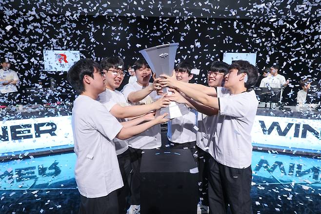 KT 롤스터가 6일 LCK 챌린저스 서머 결승전에서 디플러스 기아를 꺾고 우승을 차지했다. 사진 | 한국e스포츠협회