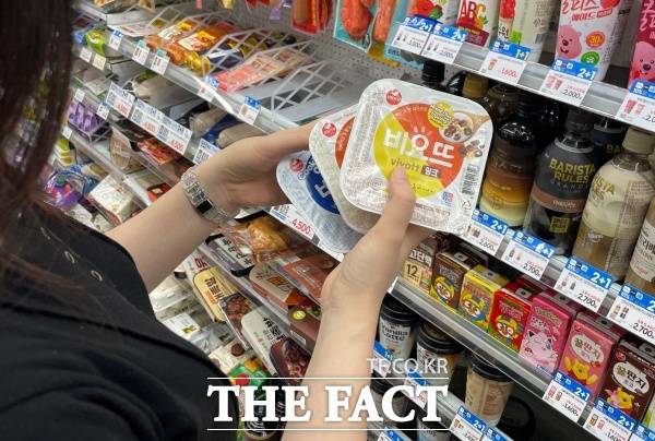 올해로 출시 20년가량 된 '비요뜨'는 꺾어먹는 요구르트 콘셉트로 주목받았다. 서울 시내 한 편의점에서 한 소비자가 비요뜨를 구매하기 위해 살펴보고 있다. /문은혜 기자