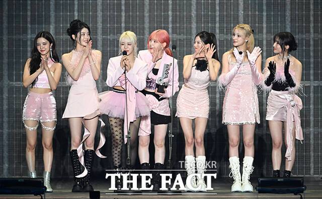 <더팩트>가 주최하고 팬앤스타와 필링바이브(FEELINGVIVE)가 주관하는 '2024 더팩트 뮤직 어워즈(2024 THE FACT MUSIC AWARDS, TMA)'가 7일 오후 일본 오사카 '교세라 돔 오사카'에서 열린 가운데 글로벌 제너레이션상을 받은 그룹 케플러(Kep1er)가 소감을 밝히고 있다. /교세라 돔 오사카=박헌우 기자