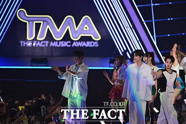 <더팩트>가 주최하고 팬앤스타와 필링바이브(FEELINGVIVE)가 주관하는 '2024 더팩트 뮤직 어워즈(2024 THE FACT MUSIC AWARDS, TMA)'가 7일 오후 일본 오사카 '교세라 돔 오사카'에서 첫 째날 공연을 마친 가운데 출연진이 팬들과 인사를 나누며 아쉬움을 달래고 있다. /교세라 돔 오사카=남윤호 기자