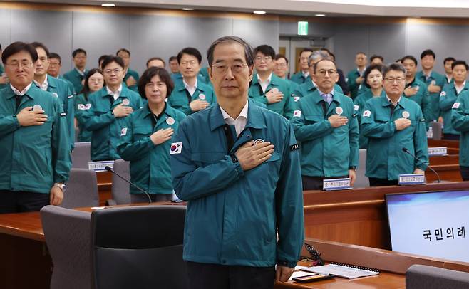 한덕수 국무총리가 6일 서울 종로구 정부서울청사 별관에서 열린 2024년 을지연습 사후강평회의에서 국민의례를 하고 있다. /뉴시스