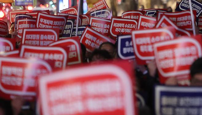 지난 3월 서울 용산구 대통령실 앞에서 서울시의사회 주최로 열린 제3차 의대정원 증원·필수의료 패키지 저지를 위한 궐기대회./뉴스1