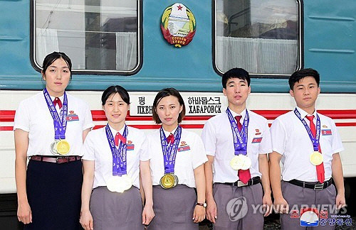 러시아 블라디보스토크에서 열린 제1차 국제청년대학생여름철체육경기대회 '연해변강의 청춘'에 참가했던 북한 선수단이 지난 1일 열차로 귀국했다고 조선중앙통신이 2일 보도했다.  [평양 조선중앙통신=연합뉴스]