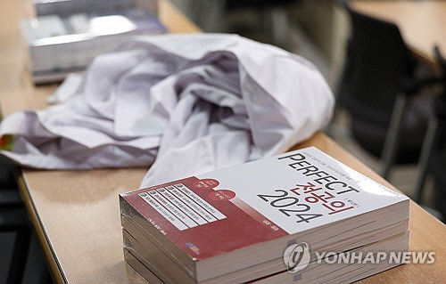 의대 증원과 관련해 의정갈등이 이어지고 있는 6일 대구 한 의과대학 강의실에 의사 가운과 국가고시를 위한 서적이 놓여 있다.   [연합뉴스]