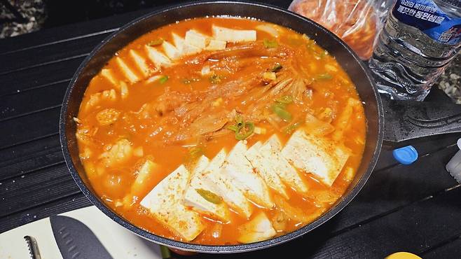 20240906_192139.jpg 캠핑 1일차) 저녁은 보쌈수육과 김치찌개