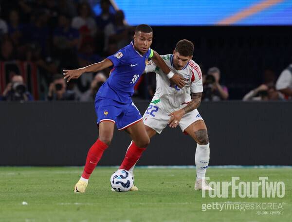 사진=게티이미지. 프랑스가 70년 만에 홈에서 이탈리아에 패했다. 프랑스는 7일 오전 3시 45분(한국시간) 프랑스 파리에 위치한 파르크 데 프랭스에서 열린 2024-25시즌 유럽축구연맹(UEFA) 네이션스리그(UNL) 조별리그 B조 1차전에서 이탈리아에 1-3 패배를 당했다.