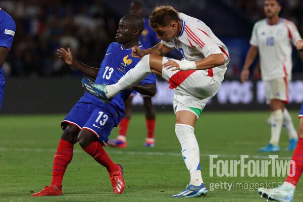 사진=게티이미지. 프랑스가 70년 만에 홈에서 이탈리아에 패했다. 프랑스는 7일 오전 3시 45분(한국시간) 프랑스 파리에 위치한 파르크 데 프랭스에서 열린 2024-25시즌 유럽축구연맹(UEFA) 네이션스리그(UNL) 조별리그 B조 1차전에서 이탈리아에 1-3 패배를 당했다.