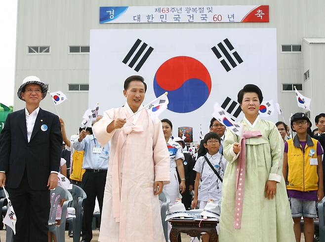 2008년 8월15일 이명박 대통령이 서울 경복궁 흥례문 앞 광장에서 열린 ‘63주년 광복절 및 대한민국 건국 60년’ 경축식에 참석해 태극기를 흔들고 있다. 뉴라이트 영향을 받은 이명박 정부는 이날 행사에서 광복절보다 건국절에 의미를 부여했다. 청와대사진기자단