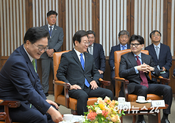 한동훈 국민의힘 당대표와 이재명 더불어민주당 당대표가 지난 2일 오후 서울 여의도 국회본청 의장접견실에서 열린 제22대국회 개원식 겸 정기회 개회식 사전환담에서 대화하고 있다. [사진=곽영래 기자]