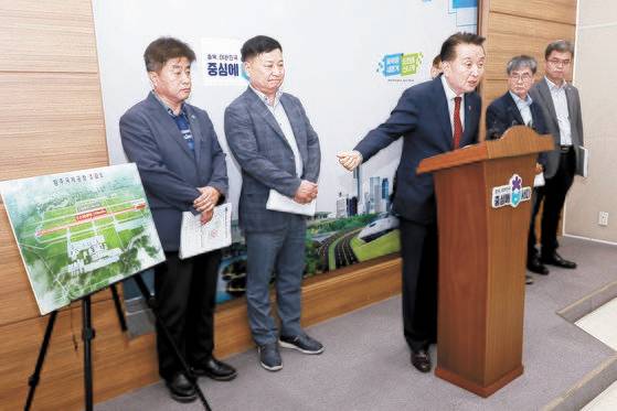 김영환 충북지사가 지난해 청주국제공항 민간 전용 활주로 관철을 위한 연구용역 추진 계획을 설명하고 있다. 사진 충북도