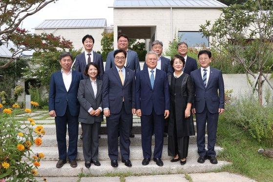 우원식 국회의장이 7일 경남 양산 평산마을에서 문재인 전 대통령을 만나 기념촬영 하고 있다. 사진 우원식 국회의장 페이스북 캡처