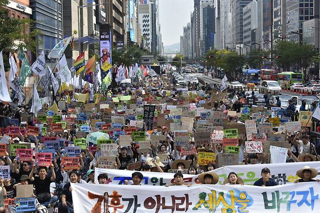 7일 서울 강남에서 열린 907기후정의행진 참가자들이 행진에 앞선 본집회에서 구호를 외치고 있다. 907기후정의행진 조직위원회 제공