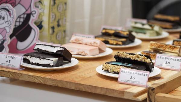 지난 3일 경남 김해시 신세계백화점 1층 ‘니나니나’에서 판매하고 있는 스모어·두바이 초콜릿. 박혜원PD