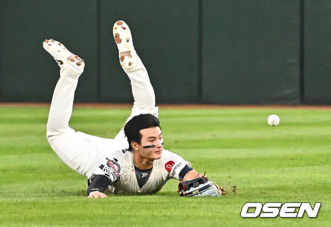 [OSEN=부산, 이석우 기자] 28일 부산 사직야구장에서 2024 신한 SOL 뱅크 KBO 리그 롯데 자이언츠와 한화 이글스의 경기가 열렸다. 홈팀 롯데는 반즈가 선발 출전하고 한화 이글스는 와이스가 선발 출전했다.롯데 자이언츠 윤동희가 2회초 2사 1,2루 한화 이글스 장진혁의 타구를 잡으려 몸을 날렸으나 놓치고 있다. 2024.08.28 / foto0307@osen.co.kr