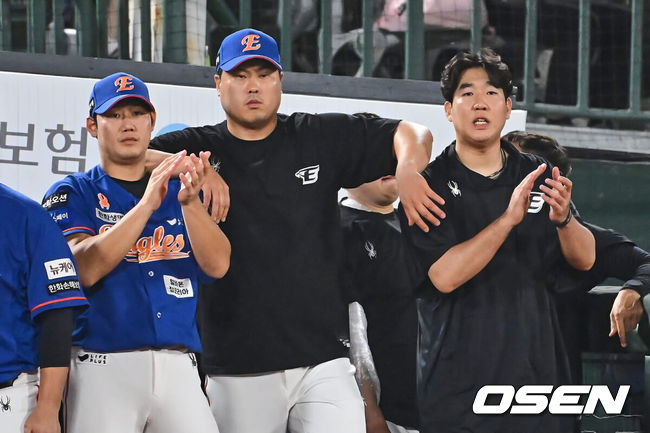 [OSEN=부산, 이석우 기자] 28일 부산 사직야구장에서 2024 신한 SOL 뱅크 KBO 리그 롯데 자이언츠와 한화 이글스의 경기가 열렸다. 홈팀 롯데는 반즈가 선발 출전하고 한화 이글스는 와이스가 선발 출전했다.한화 이글스 류현진과 선수들이 롯데 자이언츠에 7-0으로 승리한 동료들에게 축하박수를 치고 있다. 2024.08.28 / foto0307@osen.co.kr