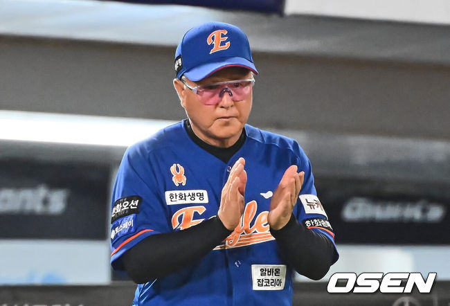 [OSEN=부산, 이석우 기자] 28일 부산 사직야구장에서 2024 신한 SOL 뱅크 KBO 리그 롯데 자이언츠와 한화 이글스의 경기가 열렸다. 홈팀 롯데는 반즈가 선발 출전하고 한화 이글스는 와이스가 선발 출전했다.한화 이글스 김경문 감독이 롯데 자이언츠에 7-0으로 승리한 선수들에게 박수를 보내고 있다. 2024.08.28 / foto0307@osen.co.kr