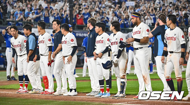 [OSEN=부산, 이석우 기자] 6일 부산 사직야구장에서 2024 신한 SOL 뱅크 KBO 리그 롯데 자이언츠와 삼성 라이온즈의 경기가 열렸다. 홈팀 롯데는 김진욱이 선발 출전하고 삼성은 육선엽이 선발 출전했다.롯데 자이언츠 선수들이 삼성 라이온즈에 2-7로 패하고 어두운 표정으로 팬들에게 인사를 하고 있다. 2024.09.06 / foto0307@osen.co.kr