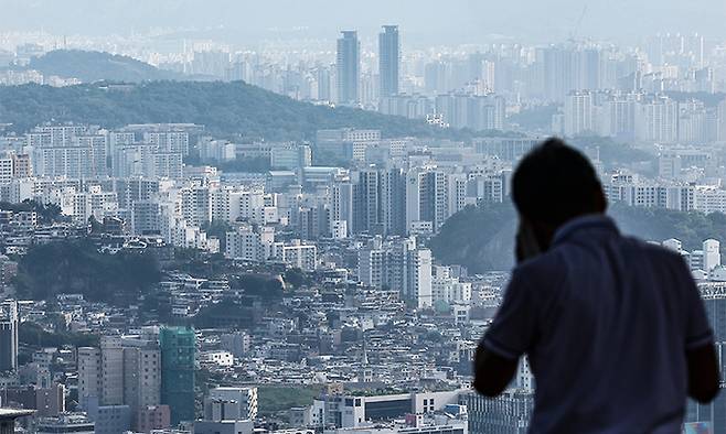 서울 중구 남산에서 서울 시내 아파트와 주택 단지가 보이고 있다. 뉴시스