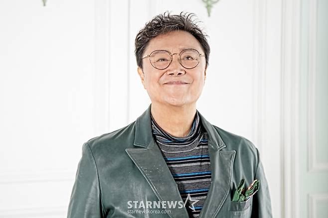 가수 남진이 29일 오후 매체 라운드 인터뷰에 앞서 포즈를 취하고 있다. 2024.08.29 사진=(주)바보들 /사진=임성균