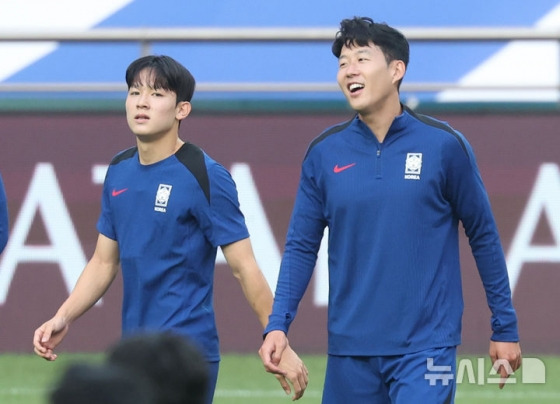 대한민국 축구 국가대표팀 주장 손흥민과 양민혁이 4일 서울 마포구 서울월드컵경기장에서 훈련을 하고 있다. /사진=뉴시스