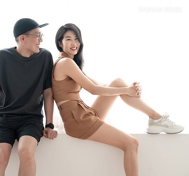 완벽한 톱니바퀴처럼 서로를 믿고 지지하는 남편이자 유튜브 채널 촬영과 편집 담당인 박준용과 빅씨스 서아름.