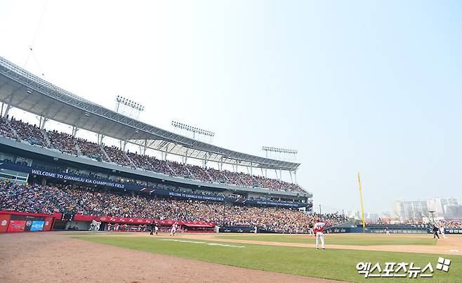 KIA 타이거즈가 7일 오후 광주-KIA챔피언스필드에서 열린 '2024 신한 SOL Bank KBO리그' 키움 히어로즈와의 시즌 13차전에서 2만500석의 입장권을 모두 판매하면서 올 시즌 홈경기 22번째 매진을 달성했다. 이로써 KIA는 2009년 21회를 뛰어넘고 구단 한 시즌 최다 매진 기록을 갈아치웠다. 엑스포츠뉴스 DB