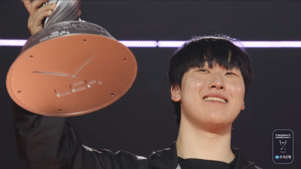 - 4대 미드 '제카' 김건우가 첫 LCK 트로피를 들어올렸다 