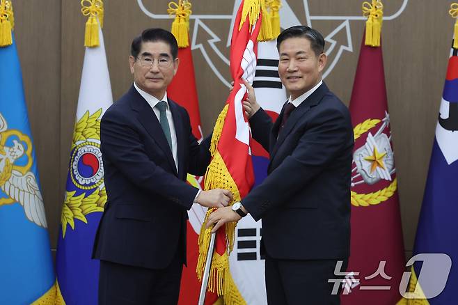 김용현 신임 국방부 장관(왼쪽)이 6일 서울 용산구 국방부청사에서 열린 '국방부 장관 이·취임식'에서 신원식 전임 장관으로부터 국방부기를 이양받고 있다. (국방부 제공) 2024.9.6/뉴스1