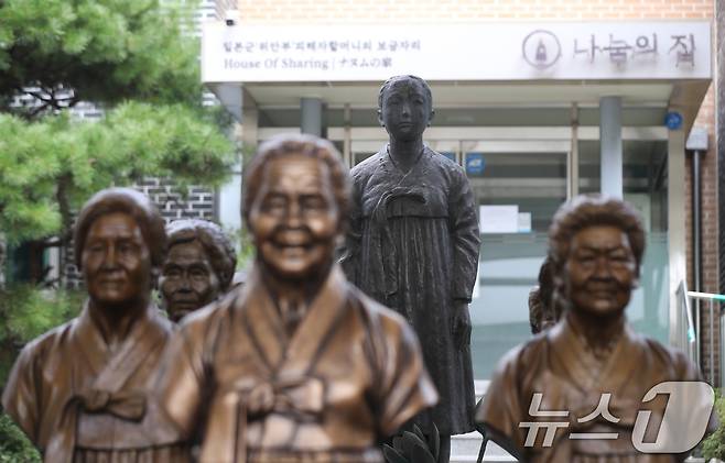 8일 경기 광주시 퇴촌면 나눔의집에 위안부 피해자 할머니들의 흉상이 세워져 있다. 정의기억연대(정의연)는 지난 7일 18세 때 바느질 공장에 취업하기 위해 친구와 함께 중국으로 갔다가 일본군 '위안부'로 수난을 겪은 A씨가 별세했다고 밝혔다. A씨의 인적사항은 유가족 측 요청으로 비공개됐다. 이로써 현재 생존한 일본군 위안부 피해자는 8명으로 줄었다. 2024.9.8/뉴스1 ⓒ News1 김영운 기자