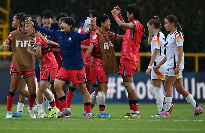 ◇박윤정 감독이 이끄는 대한민국 U-20 여자대표팀이 8일 콜롬비아 보고타에서 열린 독일과 2024 FIFA U-20 여자월드컵 조별리그 3차전에서 박수정의 선제결승골로 1대0 깜짝 승리를 거둔 뒤 포효하고 있다. AFP연합뉴스