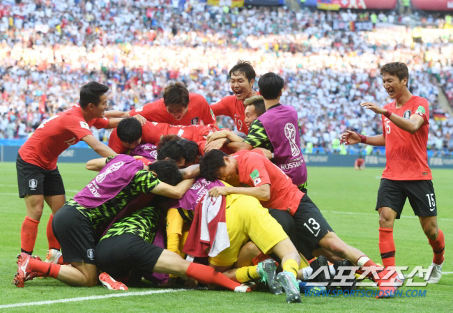 2018 러시아월드컵 한국과 독일의 조별예선 3차전이 27일 오후(한국시각) 러시아 카잔 아레나에서 열렸다. 한국이 2-0의 승리를 거뒀다. 손흥민의 추가골 때 선수들이 환호하고 있다. 카잔(러시아)=정재근 기자 cjg@sportschosun.com/2018.06.27/