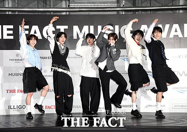 <더팩트>가 주최하고 팬앤스타와 필링바이브(FEELINGVIVE)가 주관하는 '2024 더팩트 뮤직 어워즈(2024 THE FACT MUSIC AWARDS, TMA)'가 8일 오후 일본 오사카 '교세라 돔 오사카'에서 열린 가운데 그룹 엔시티위시(NCT WISH)의 료, 리쿠, 유우시, 시온, 사쿠야, 재희(왼쪽부터)가 레드카펫을 밟고 있다. /교세라 돔 오사카=이효균 기자