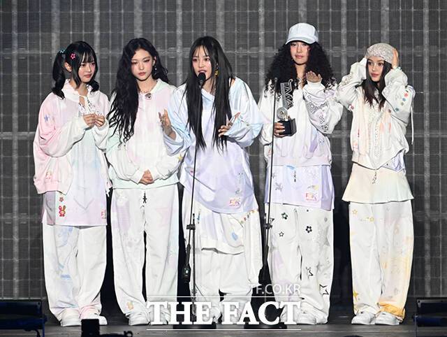 <더팩트>가 주최하고 팬앤스타와 필링바이브(FEELINGVIVE)가 주관하는 '2024 더팩트 뮤직 어워즈(2024 THE FACT MUSIC AWARDS, TMA)'가 8일 오후 일본 오사카 '교세라 돔 오사카'에서 열린 가운데 '올해의 아티스트' 상을 받은 그룹 뉴진스(NewJeans)가 수상 소감을 밝히고 있다. /교세라 돔 오사카=이새롬·남윤호·박헌우 기자