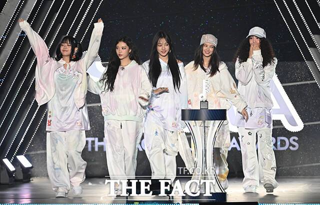 <더팩트>가 주최하고 팬앤스타와 필링바이브(FEELINGVIVE)가 주관하는 '2024 더팩트 뮤직 어워즈(2024 THE FACT MUSIC AWARDS, TMA)'가 8일 오후 일본 오사카 '교세라 돔 오사카'에서 열린 가운데 '무신사(MUSINSA) 인기상' 상을 받은 그룹 뉴진스(NewJeans)가 수상 소감을 밝히고 있다. /교세라 돔 오사카=이새롬·남윤호·박헌우 기자