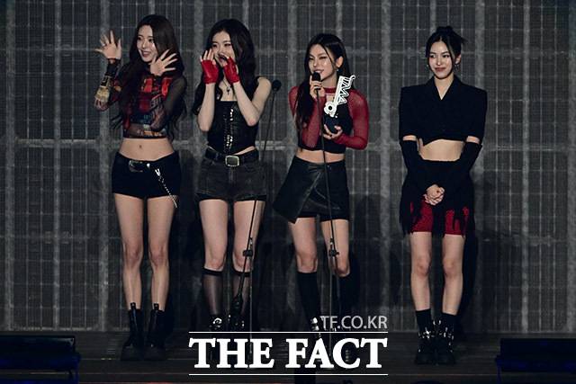 <더팩트>가 주최하고 팬앤스타와 필링바이브(FEELINGVIVE)가 주관하는 '2024 더팩트 뮤직 어워즈(2024 THE FACT MUSIC AWARDS, TMA)'가 8일 오후 일본 오사카 '교세라 돔 오사카'에서 열린 가운데 '올해의 아티스트'를 수상한 그룹 있지가 소감을 말하고 있다. /교세라 돔 오사카=남윤호 기자