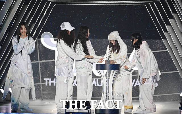<더팩트>가 주최하고 팬앤스타와 필링바이브(FEELINGVIVE)가 주관하는 '2024 더팩트 뮤직 어워즈(2024 THE FACT MUSIC AWARDS, TMA)'가 8일 오후 일본 오사카 '교세라 돔 오사카'에서 열린 가운데 '월드 와이드 아이콘' 상을 받은 그룹 뉴진스(NewJeans)가 수상 소감을 밝히고 있다. /교세라 돔 오사카=이새롬·남윤호·박헌우 기자