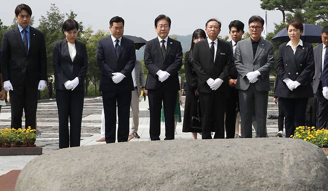 이재명 더불어민주당 대표가 8일 오전 경남 김해시 진영읍 봉하마을을 찾아 고 노무현 전 대통령 묘역을 참배하고 있다. /뉴스1