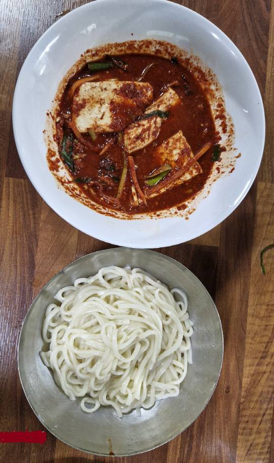 두부두루치기는 칼국수 면과 비벼먹는게 제격이다.&nbsp; 김재근 선임기자