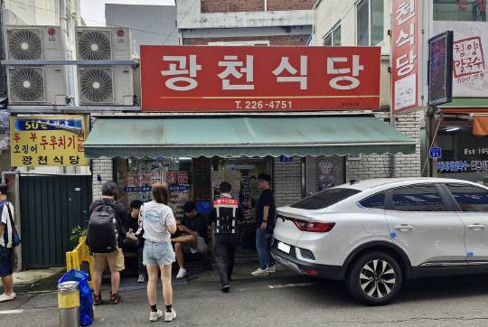 칼칼한 두부두루치기가 유명한 광천식당은 전국적인 맛집으로 자리잡았다.
