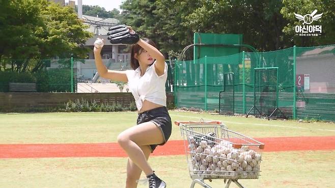 진짜 역대급으로 간지나게 던지네요ㄷㄷ.mp4_20240908_122059.259.jpg 한화이글스 박소영 치어리더