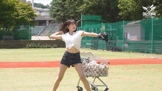 진짜 역대급으로 간지나게 던지네요ㄷㄷ.mp4_20240908_122101.605.jpg 한화이글스 박소영 치어리더