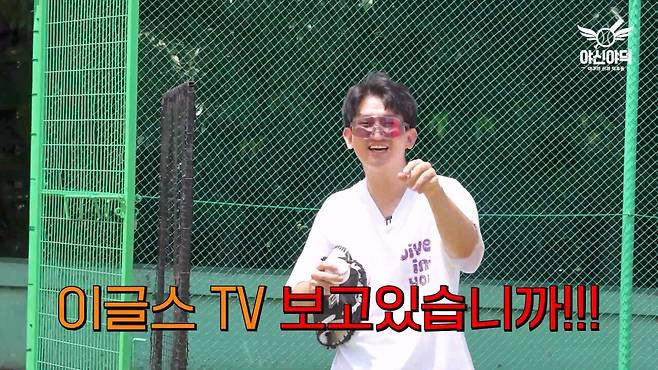 진짜 역대급으로 간지나게 던지네요ㄷㄷ.mp4_20240908_122515.699.jpg 한화이글스 박소영 치어리더