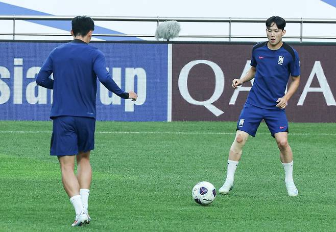 대한민국 축구대표팀 양민혁과 손흥민이 오만에 도착해 훈련을 하고 있다. 뉴스1