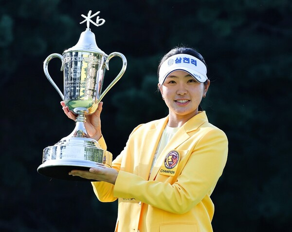 2024년 한국여자프로골프(KLPGA) 투어 메이저 대회 KB금융 스타챔피언십 우승을 차지한 루키 유현조 프로. 사진제공=KLPGA