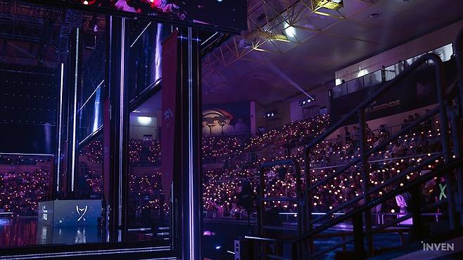 ▲ 한화생명을 응원하는 주황색 불이 빛납니다